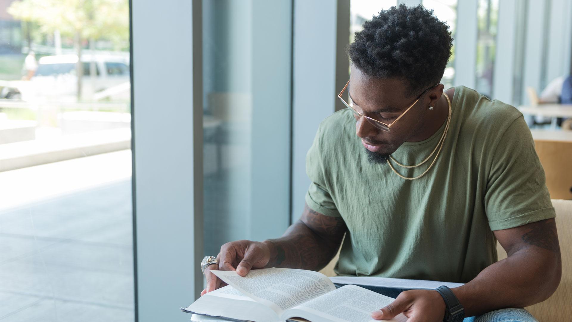 CU Denver business student reading